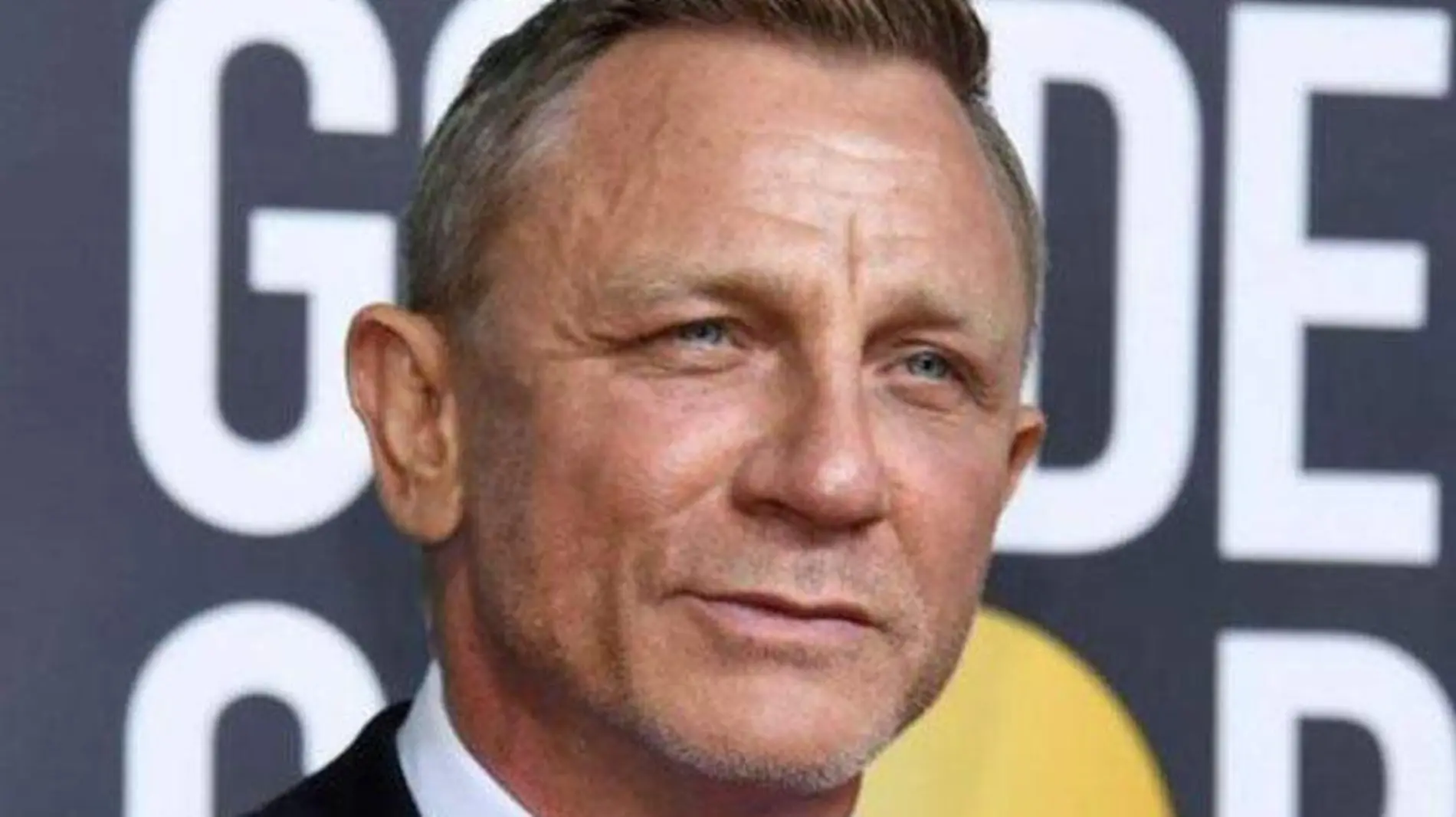 Daniel Craig, de James Bond, es condecorado por la Reina Isabel II